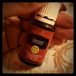 YOUNG LIVING Thieves Essential oil